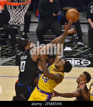 Los Angeles, États-Unis. 07e mai 2021. L'avant de Los Angeles Lakers, Alfonzo McKinnie (28), est fouillé par Daniel Oturu (10), le centre des Clippers de Los Angeles, au cours de la deuxième moitié du Staples Center de Los Angeles, le jeudi 6 mai 2021. Les Clippers ont battu les Lakers 118-94. Photo de Jim Ruymen/UPI crédit: UPI/Alay Live News Banque D'Images