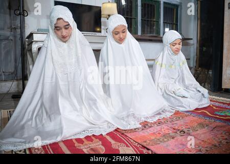 la famille musulmane priant la jamaah à la maison Banque D'Images