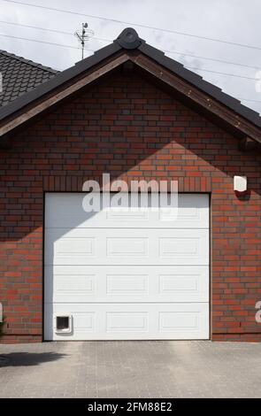 Vue verticale de la porte de garage sectionnelle blanche Banque D'Images