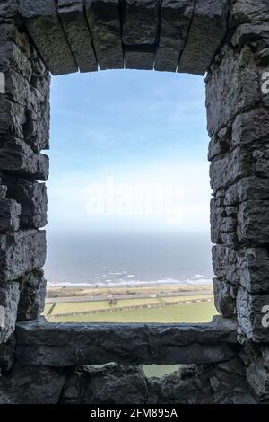 La tour du pavillon de chasse de Lady Emily Hesketh est en ruine près d'Abergele sur la côte nord du pays de Galles au royaume-uni, dans les bois du château de Gwrych. Banque D'Images