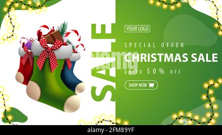 Offre spéciale, solde de Noël, jusqu'à 50 rabais, bannière de réduction verte avec bas de Noël et guirlande Banque D'Images