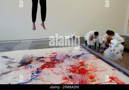 L'ARTISTE JAPONAIS VÉTÉRAN SHOZO SHIMAMOTO EST SUSPENDU DANS LES AIRS EXÉCUTION D'UNE NOUVELLE VERSION DE SON TRAVAIL SÉMINAL 'LANCEMENT DE BOUTEILLE ARTT'.19 OCTOBRE 2001 PHOTO ANDY PARADISE Banque D'Images