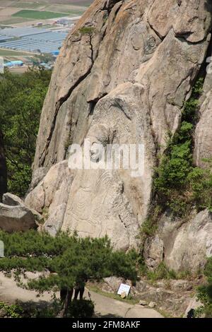 Grand relief de bouddha sculpté dans la pierre de Namsan près de Gyeongju En Corée du Sud Banque D'Images