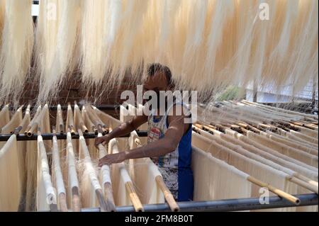 Prayagraj, Uttar Pradesh, Inde. 7 mai 2021. Prayagraj: Un vermicelli sec de travail dans une usine avant le festival d'Eid à Prayagraj le vendredi 07 mai 2021. Credit: Prabhat Kumar Verma/ZUMA Wire/Alamy Live News Banque D'Images