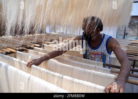 Prayagraj, Uttar Pradesh, Inde. 7 mai 2021. Prayagraj: Un vermicelli sec de travail dans une usine avant le festival d'Eid à Prayagraj le vendredi 07 mai 2021. Credit: Prabhat Kumar Verma/ZUMA Wire/Alamy Live News Banque D'Images