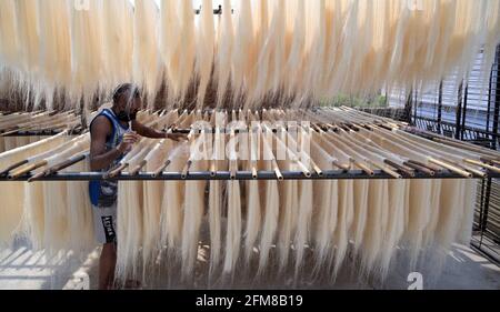 Prayagraj, Uttar Pradesh, Inde. 7 mai 2021. Prayagraj: Un vermicelli sec de travail dans une usine avant le festival d'Eid à Prayagraj le vendredi 07 mai 2021. Credit: Prabhat Kumar Verma/ZUMA Wire/Alamy Live News Banque D'Images