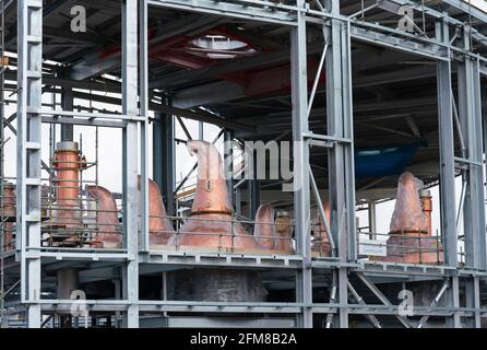 De nouveaux distillateurs de cuivre visibles pendant la construction de la distillerie de whisky scotch pour Gordon & MacPhail à Speyside à Cragan, Grantown-on-Spey Banque D'Images