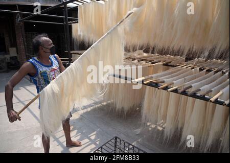 Prayagraj, Uttar Pradesh, Inde. 7 mai 2021. Prayagraj: Un vermicelli sec de travail dans une usine avant le festival d'Eid à Prayagraj le vendredi 07 mai 2021. Credit: Prabhat Kumar Verma/ZUMA Wire/Alamy Live News Banque D'Images