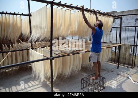 Prayagraj, Uttar Pradesh, Inde. 7 mai 2021. Prayagraj: Un vermicelli sec de travail dans une usine avant le festival d'Eid à Prayagraj le vendredi 07 mai 2021. Credit: Prabhat Kumar Verma/ZUMA Wire/Alamy Live News Banque D'Images