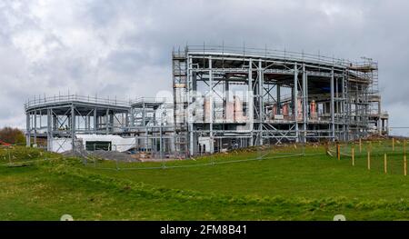 De nouveaux distillateurs de cuivre visibles pendant la construction de la distillerie de whisky scotch pour Gordon & MacPhail à Speyside à Cragan, Grantown-on-Spey Banque D'Images