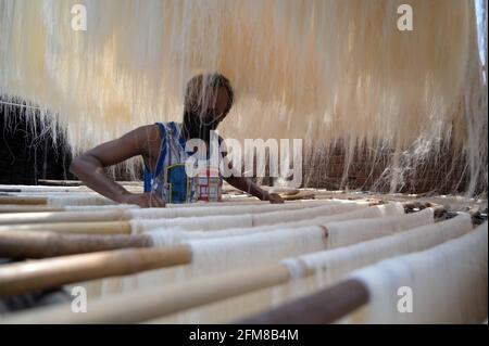 Prayagraj, Uttar Pradesh, Inde. 7 mai 2021. Prayagraj: Un vermicelli sec de travail dans une usine avant le festival d'Eid à Prayagraj le vendredi 07 mai 2021. Credit: Prabhat Kumar Verma/ZUMA Wire/Alamy Live News Banque D'Images