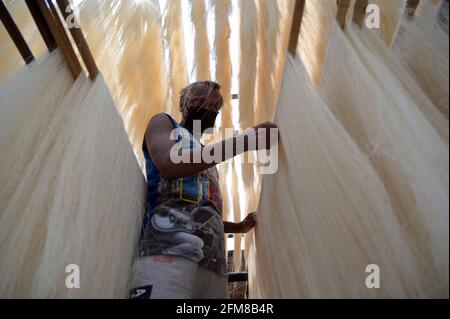 Prayagraj, Uttar Pradesh, Inde. 7 mai 2021. Prayagraj: Un vermicelli sec de travail dans une usine avant le festival d'Eid à Prayagraj le vendredi 07 mai 2021. Credit: Prabhat Kumar Verma/ZUMA Wire/Alamy Live News Banque D'Images