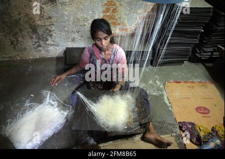 Prayagraj, Uttar Pradesh, Inde. 7 mai 2021. Prayagraj: Un vermicelli sec de travail dans une usine avant le festival d'Eid à Prayagraj le vendredi 07 mai 2021. Credit: Prabhat Kumar Verma/ZUMA Wire/Alamy Live News Banque D'Images