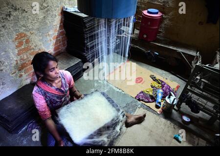 Prayagraj, Uttar Pradesh, Inde. 7 mai 2021. Prayagraj: Un vermicelli sec de travail dans une usine avant le festival d'Eid à Prayagraj le vendredi 07 mai 2021. Credit: Prabhat Kumar Verma/ZUMA Wire/Alamy Live News Banque D'Images