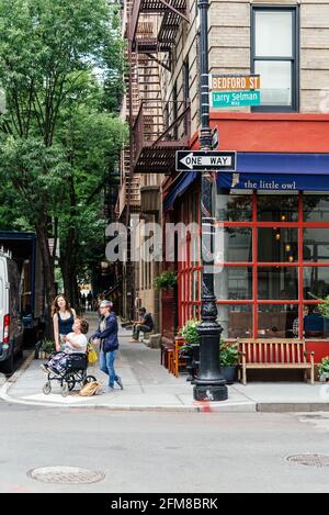 La ville de New York, USA - 22 juin 2018 : au coin de la rue Bedford avec Grove Street à Greenwich Village, en vedette dans le célèbre amis American Televisio Banque D'Images