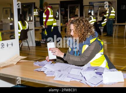 Meadowmill Sports Center, East Lothian, Écosse, Royaume-Uni. 7 mai 2021. Le nombre d'élections parlementaires écossaises pour la circonscription de Lothian est : le personnel du directeur du scrutin trie les bulletins de vote et compte les votes Banque D'Images