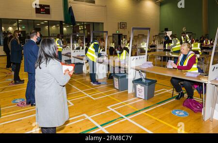 Meadowmill Sports Center, East Lothian, Écosse, Royaume-Uni. 7 mai 2021. Les élections parlementaires écossaises comptent pour la circonscription de East Lothian : le personnel du directeur du scrutin trie les bulletins de vote et compte les votes tandis que les agents candidats regardent socialement éloignés Banque D'Images