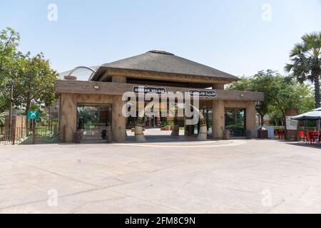 'Dubai, Dubaï, Émirats arabes Unis - 4.5.2021: Panneau d'entrée au village africain du Safari Park de Dubaï pour le tourisme familial de luxe' Banque D'Images