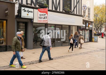 Une vue d'une boutique vide à laisser sur Brigg rue du centre-ville de norwich Banque D'Images