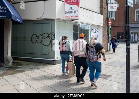 Vue sur une boutique fermée dans le centre Du centre-ville de Norwich Banque D'Images