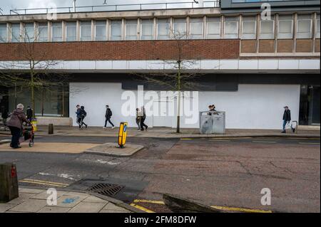 Saint Stephens Street Norwich British Home Stores magasin bâtiment fermé avec des panneaux blancs sur la façade avec les gens qui marchent. Banque D'Images