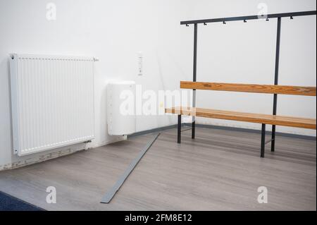 Kronberg im Taunus, Allemagne. 25 avril 2021. Un plancher se trouve dans un vestiaire du SG Oberhöchstadt. Credit: Sebastian Gollnow/dpa/Alay Live News Banque D'Images