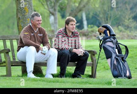 Darren Clark jouant une partie de golf avec Brian Viner. PHOTO DAVID ASHDOWN Banque D'Images