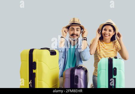 Un couple de voyageurs souriants portant un chapeau d'été regardant l'appareil photo vue de dessus Banque D'Images