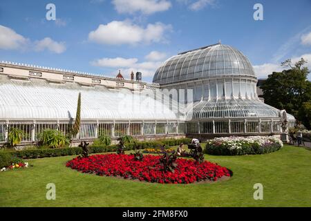 La serre aux jardins botaniques, Belfast, Irlande du Nord avec le jardin aménagé avec des begonias. Banque D'Images