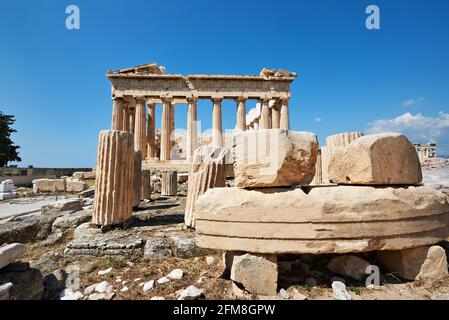 Temple de Parthénon par temps lumineux avec ciel bleu et nuages. Image panoramique des anciens bâtiments de la colline de l'Acropole à Athènes, Grèce. Classique ancien Banque D'Images