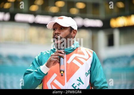 Miami Gardens, Floride, États-Unis. 06e mai 2021. LE boxeur AMÉRICAIN Floyd 'Money' Mayweather assiste à une conférence de presse au Hard Rock Stadium le 06 mai 2021 à Miami Gardens, en Floride. Mayweather et Paul devraient faire face à une exposition le 6 juin et Chad Johnson fera ses débuts dans la boxe. Crédit : Mpi10/Media Punch/Alamy Live News Banque D'Images