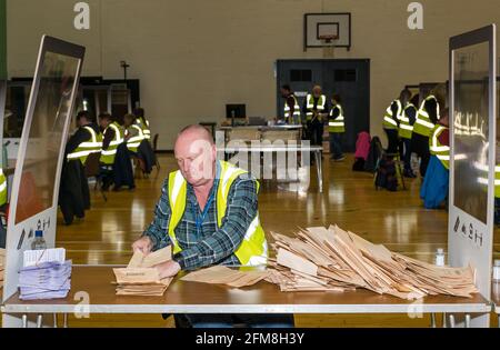 Meadowmill Sports Center, East Lothian, Écosse, Royaume-Uni. 7 mai 2021. Le nombre d'élections parlementaires écossaises pour la circonscription de Lothian est : le personnel du directeur du scrutin trie les bulletins de vote et compte les votes Banque D'Images