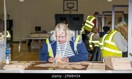 Meadowmill Sports Center, East Lothian, Écosse, Royaume-Uni. 7 mai 2021. Le nombre d'élections parlementaires écossaises pour la circonscription de Lothian est : le personnel du directeur du scrutin trie les bulletins de vote et compte les votes Banque D'Images