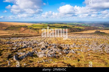 Vue de Belstone Tor vers Halstock supérieur et les terres agricoles, parc national de Dartmoor, Devon, Angleterre, Royaume-Uni Banque D'Images