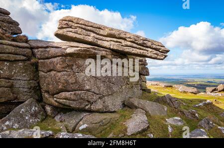 Dalle de granit, apparemment équilibrée sur un affleurement rocheux, Belstone Tor, parc national de Dartmoor, Devon, Angleterre, ROYAUME-UNI Banque D'Images