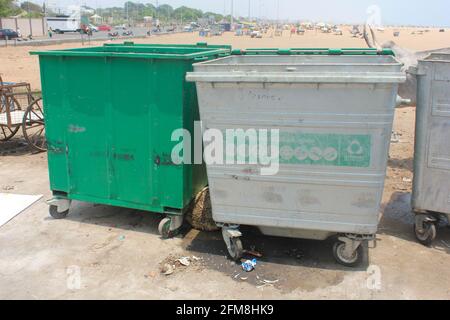 Poubelles, au repos dans la rue chennai Banque D'Images