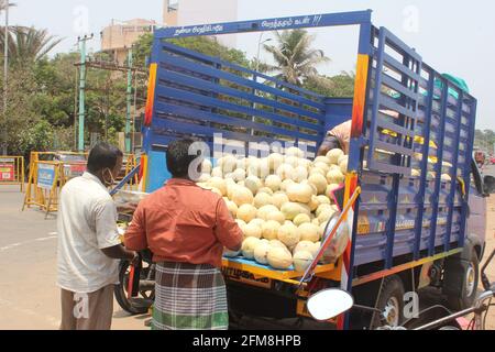 Vendeurs de fruits et légumes dans la rue à chennai, tamil nadu inde Banque D'Images