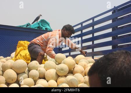 Vendeurs de fruits et légumes dans la rue à chennai, tamil nadu inde Banque D'Images