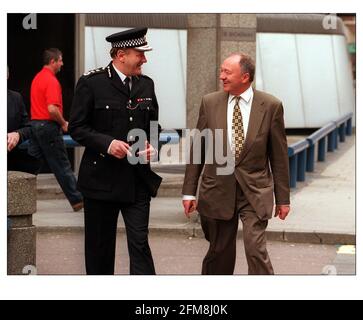 Ken Livingstone rencontre Sir John Stephens Commissaire de la police métropolitaine à Scotland Yard. Banque D'Images