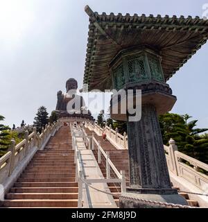 Quelques-uns des 268 marches du Bouddha Tian Tan près du monastère de po Lin sur l'île de Lantau, Hong Kong. La statue mesure 112 m et pèse plus de 2 personnes Banque D'Images