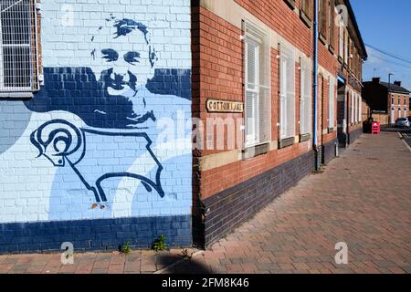 Fresque avec Brian Clough, ancien directeur du FC du comté de Derby, Brian Clough Business Centre, Cotton Lane, Derby Banque D'Images