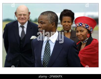 Visite du Président Thabo Mbeki en Grande-Bretagne juin 2001Thabo Mbeki arrive à la base aérienne de Northholt pour sa première visite d'État au Royaume-Uni. Banque D'Images