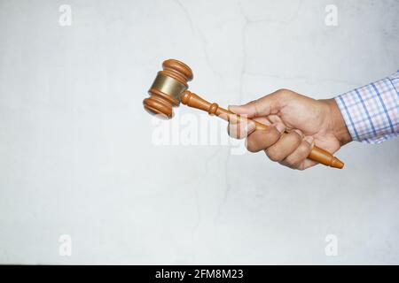 gros plan de la main de la personne frappant le gavel. Banque D'Images