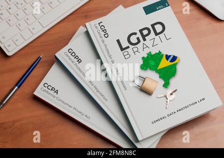 Concept des lois sur la protection des données : trois livres indiquent les noms de trois lois sur la protection des données sur leur couverture : loi californienne sur la protection de la vie privée des consommateurs, données générales Banque D'Images