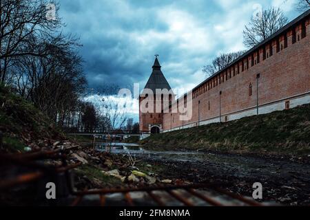 un vieux étang séché dans la boue et les ordures. un parc abandonné près de l'ancienne forteresse. la désolation dans la ville d'un pays pauvre. le bol en pierre de la base Banque D'Images