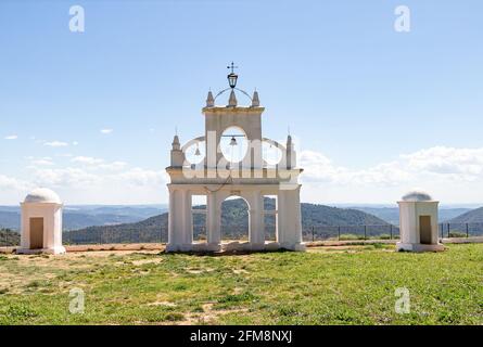 Arc blanc des boîtes Steeple et sentry dans le centre d'interprétation de la peña de arias montano à Alajar, Huelva, Espagne Banque D'Images