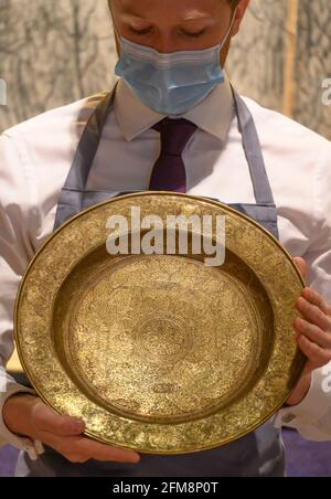 Bonhams, Londres, Royaume-Uni. 7 mai 2021. La collection H: Meubles chinois, bronzes archaïques et art japonais offerts à la vente à Bonhams le 13 mai à Londres. Image: Un PLAT VENETO-SARACIC, attribué à MAHMED AL-KURDI, Egypte ou Syrie, deuxième moitié du XVe siècle, estimation: £25,000-40,000. Crédit : Malcolm Park/Alay Live News Banque D'Images