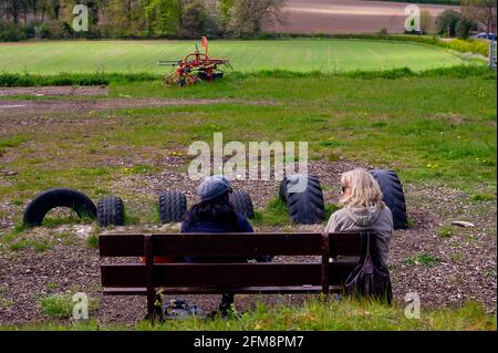 Wendover, Buckinghamshire, Royaume-Uni. 7 mai 2021. Les femmes appréciant la vue sur la campagne dans les Chilterns qui est un domaine de beauté naturelle exceptionnelle. Les récentes pluies ont été très nécessaires sur les terres agricoles . Crédit : Maureen McLean/Alay Live News Banque D'Images