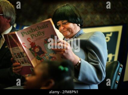 Ann Widdecombe en train de profiter de la poussette polly janvier 2000 à un photocall pour lancer une collaboration d'apprentissage pré-scolaire avec les enfants d'une pré-école de lambeth. Elle a écrit avec Barbera Follet et Bob Russel sur leur première journée d'école. Banque D'Images