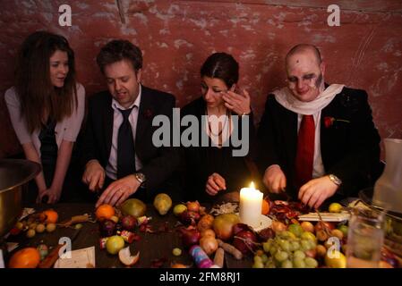 Perte; une soirée de misère exquise. The Last Tuesday Society (A Ping Club) se réunit à Hedges et Butler sur Regent Street, Londres. Klint Witchalls coupe des oignons pour aider avec les pleurs. pic David Sandison Banque D'Images